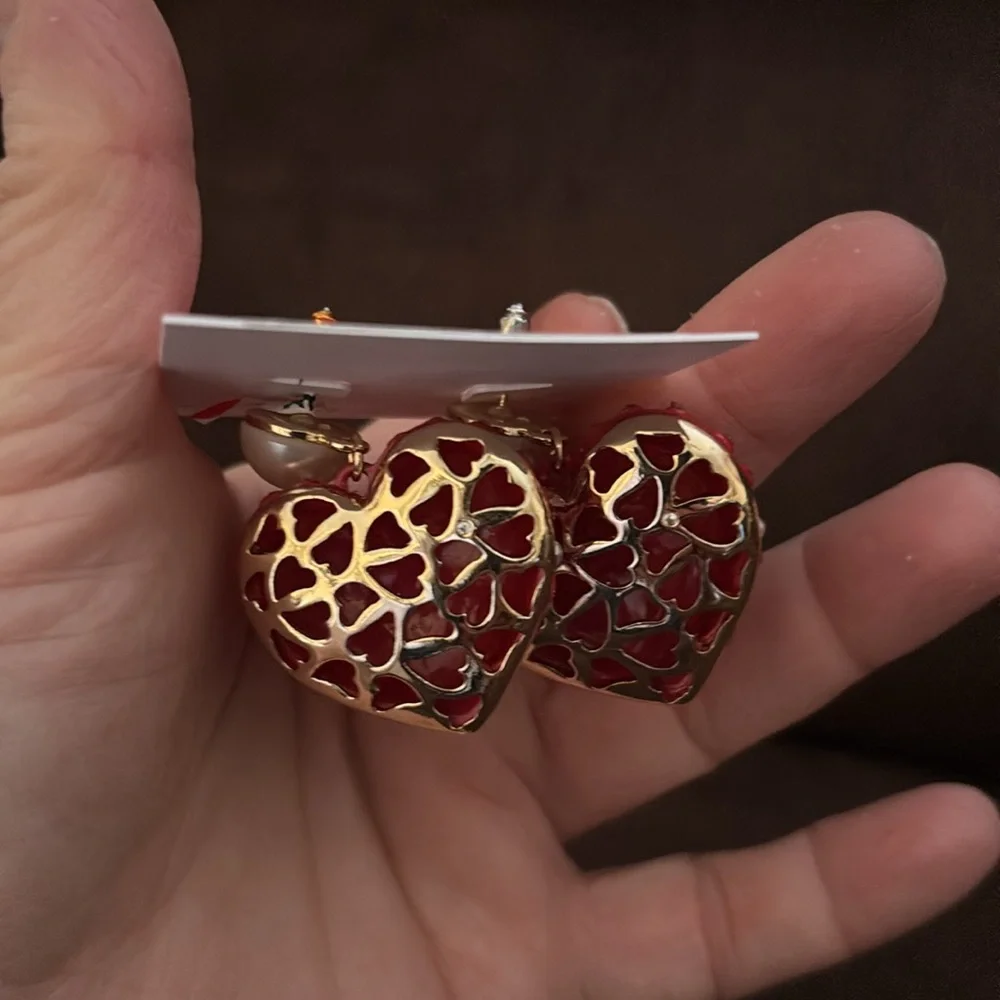 Betsey Johnson Red Heart Earrings NIP - Picture 4 of 4